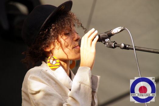 Nneka (NGR) 27. Summer Jam Festival - Fuehlinger See, Koeln - Green Stage 07. Juli 2012 (7).JPG